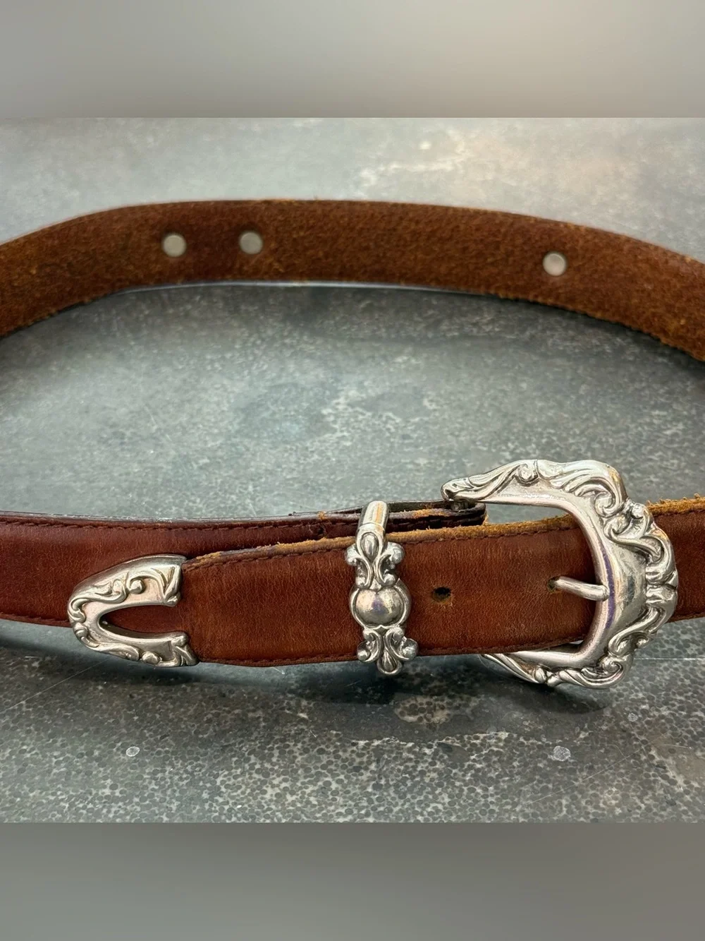 Vintage Y2K Fossil Brown Leather Belt w/Ornate Silver Buckle/Tip/Trim. Women’s S